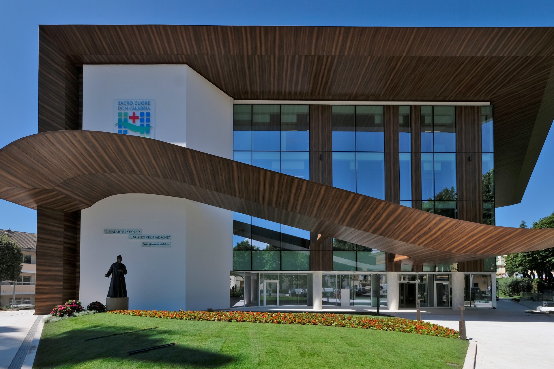 facade of IRCCS Ospedale Sacro Cuore Don Calabria Hospital